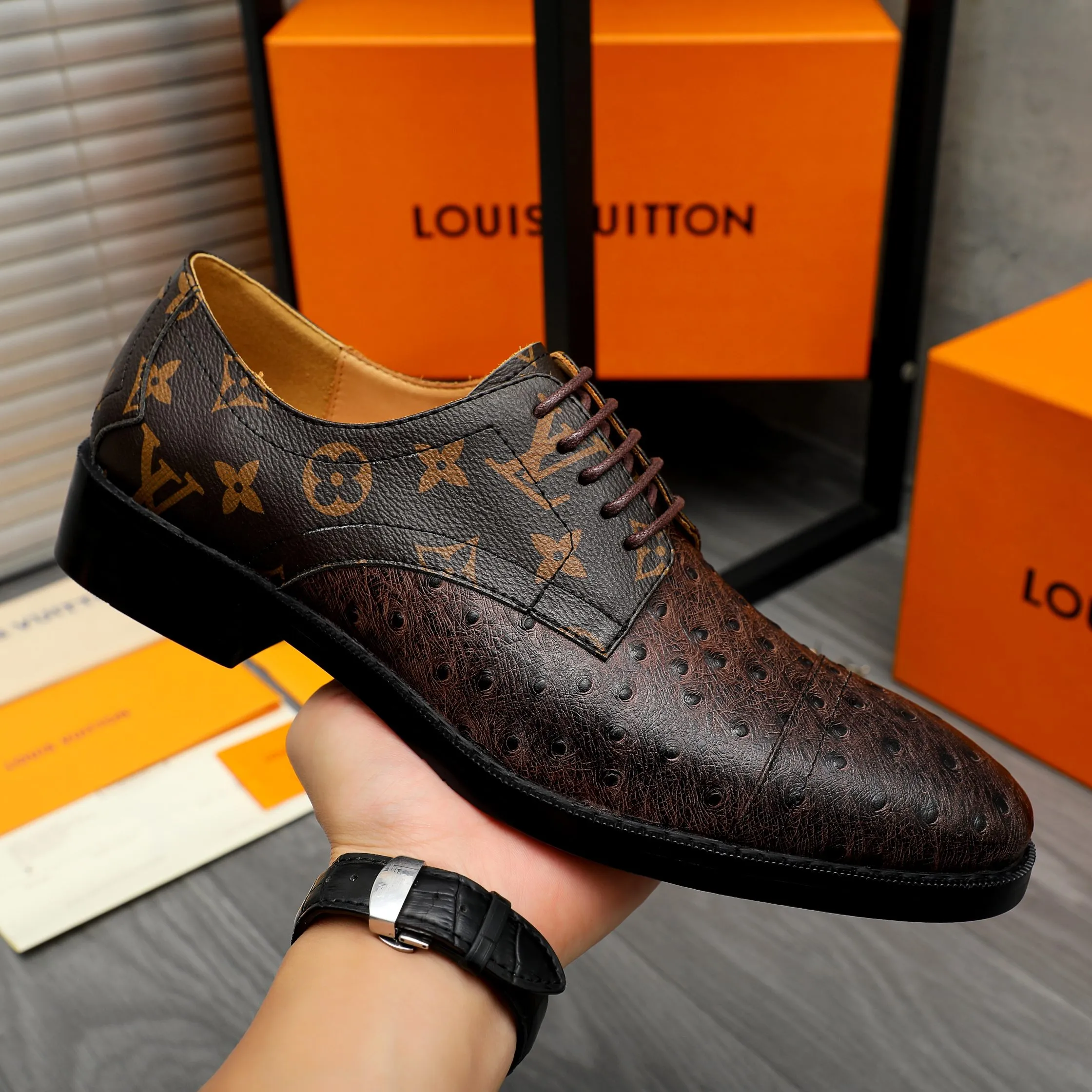 Men's shoes 💰500 Product trademark: LV "Louis Vuitton" business formal leather shoes Regular size: 39-45 (.45 customization is non-refundable) Product materials: Selected ostrich pattern cowhide stitching upper, cowhide lining, original rubber outsole